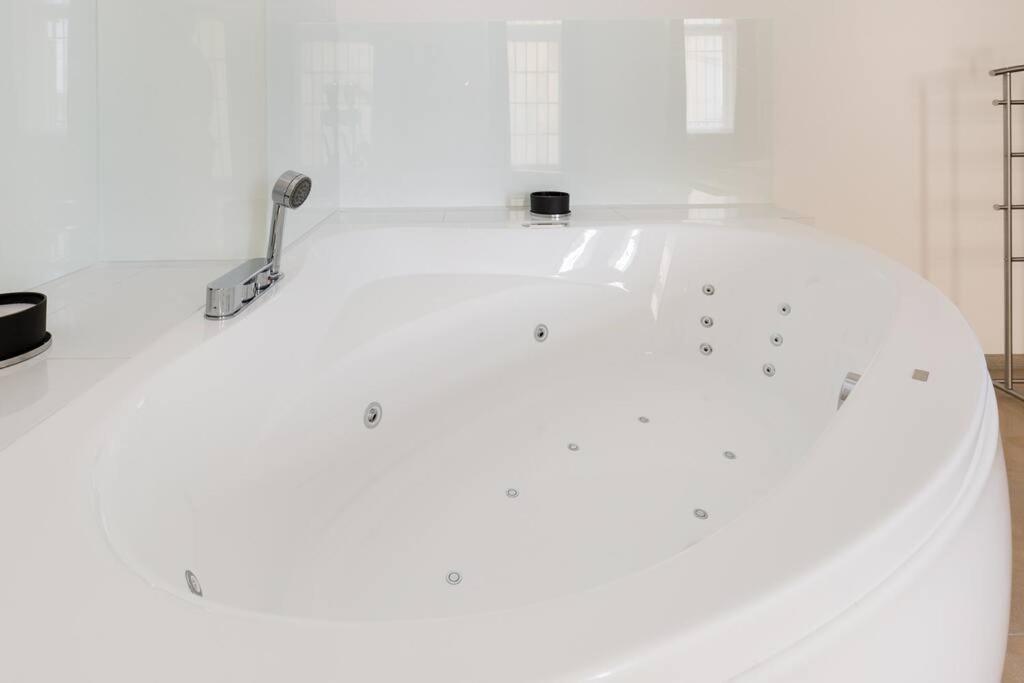Grand Luxury On The Budapest Broadway W Jacuzzi Exterior foto